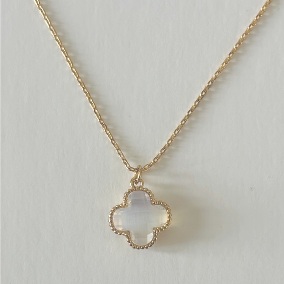 Clover-style Crystal Pendant Necklace - Picture 4 of 4